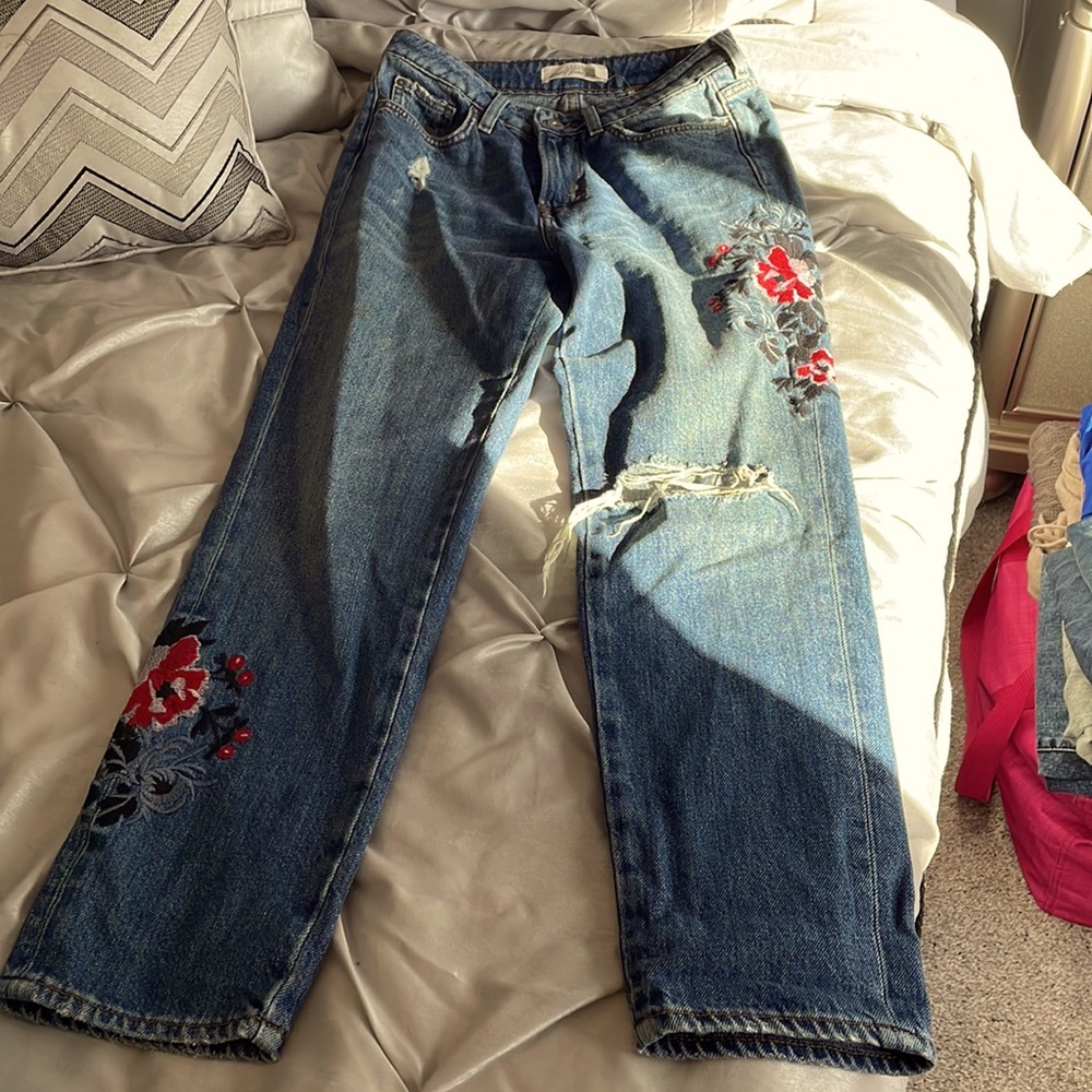 H&M boyfriend jeans with flower embroidery worn once great condition SZ 4
